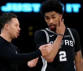 开云-16分8板1助1断！哈珀刷新NBA纪录，米奇别再暴殄天物